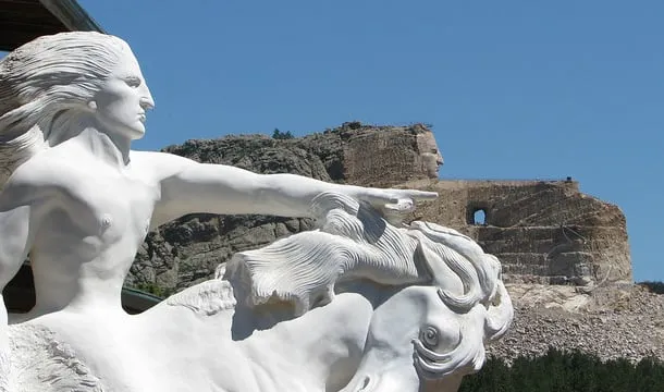 Zdjęcie Szalony koń rzeźba: Historia, znaczenie i kultura Crazy Horse