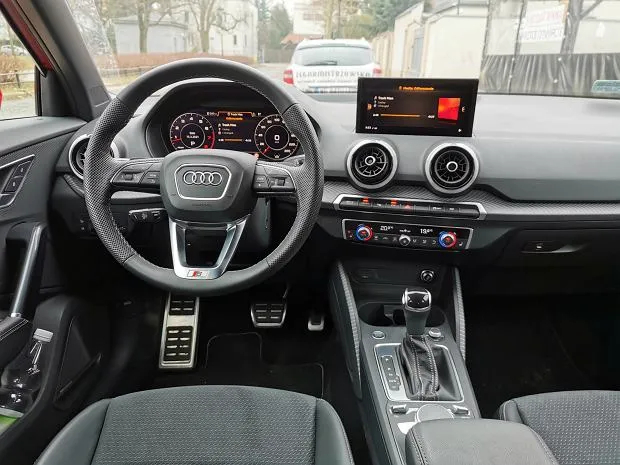 Zdjęcie Audi Q2: Eleganckie i funkcjonalne wnętrze kompaktowego SUVa