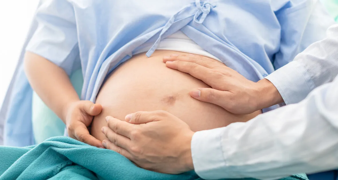 Zdjęcie Jak przyspieszyć poród przy 2 cm rozwarcia – skuteczne metody i porady