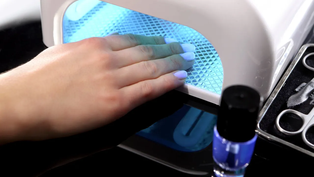 Zdjęcie Czym zmyć manicure hybrydowy: 5 skutecznych metod domowych