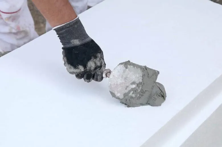 Zdjęcie Ile kosztuje klej do styropianu? Zaskakujące ceny i oferty w sklepach