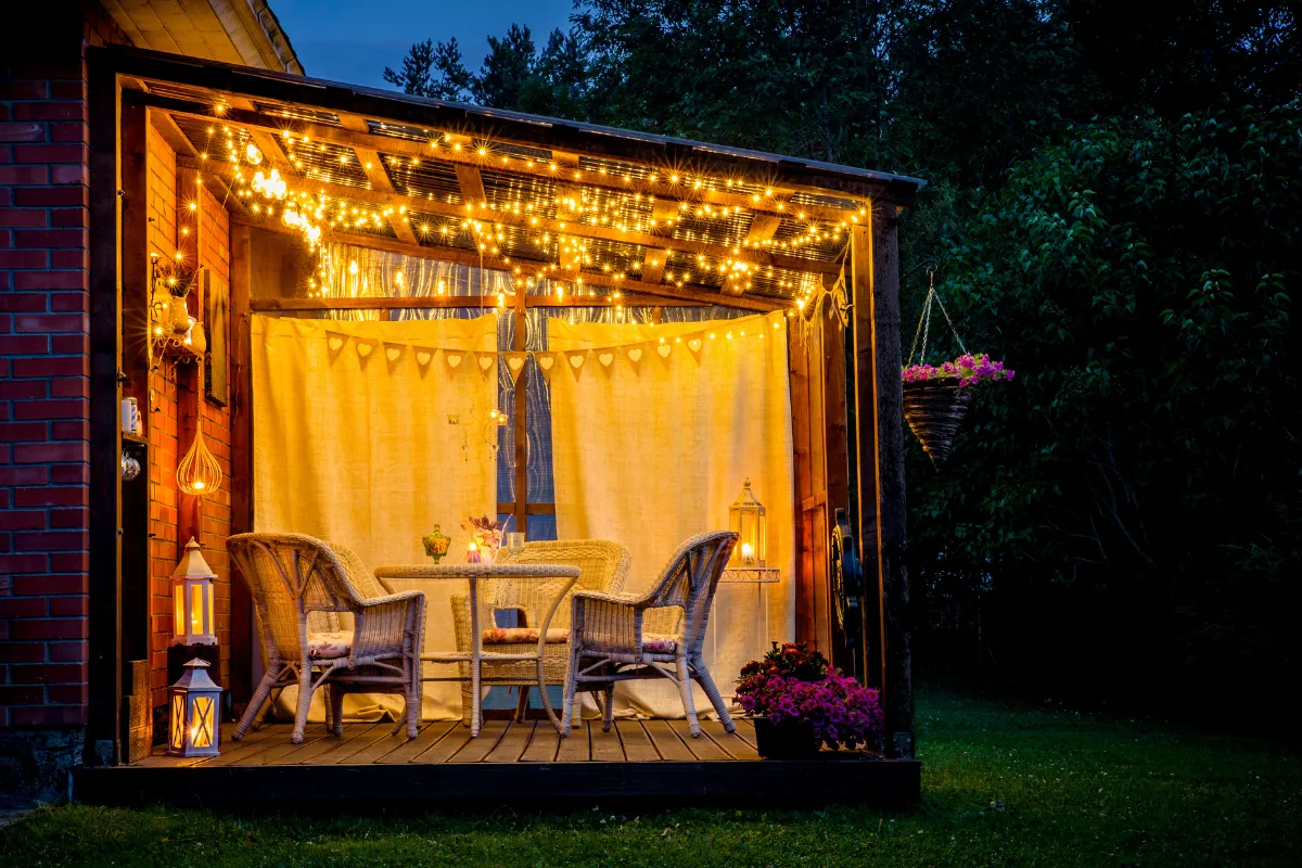 Zdjęcie Jak oświetlić taras: 10 inspirujących pomysłów na piękne oświetlenie