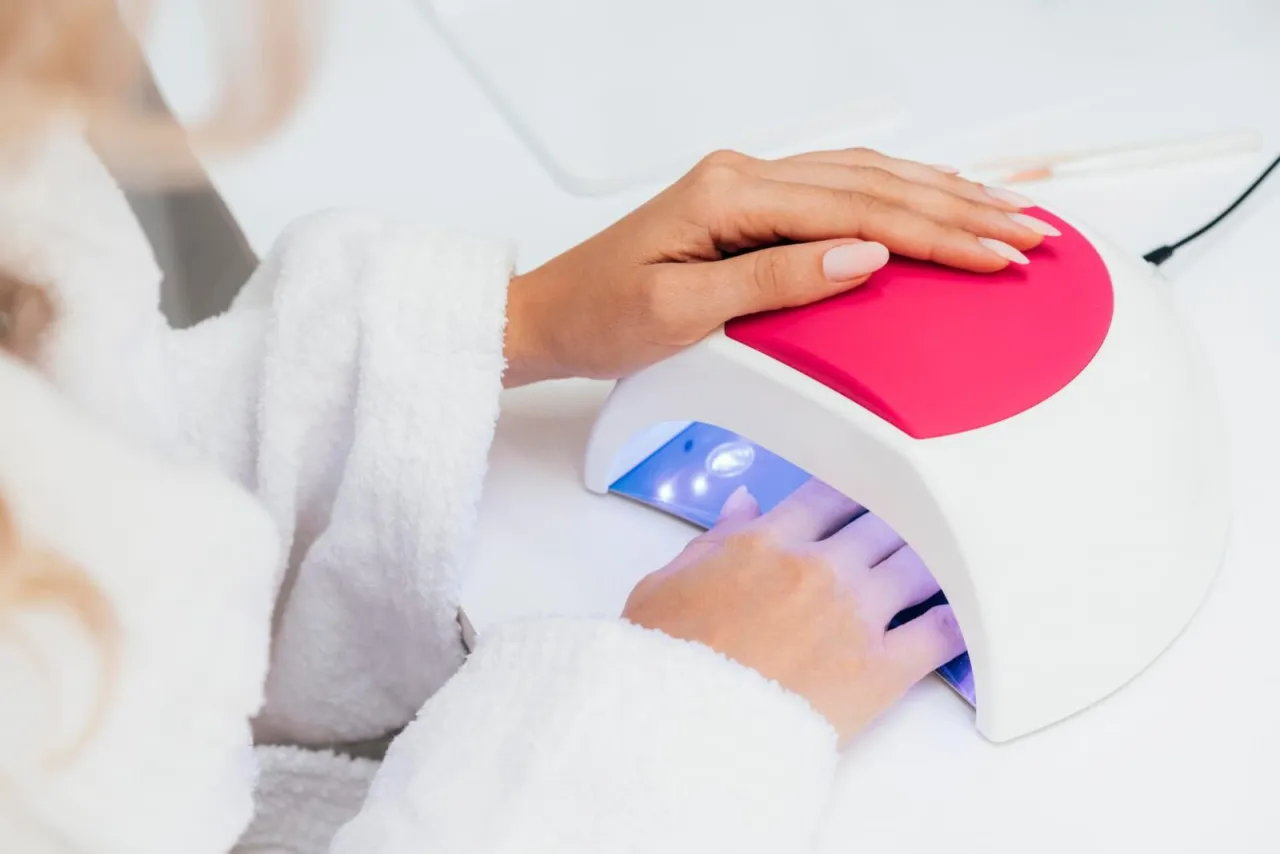 Zdjęcie Czym się różni manicure hybrydowy od żelowego? Kluczowe różnice, które musisz znać