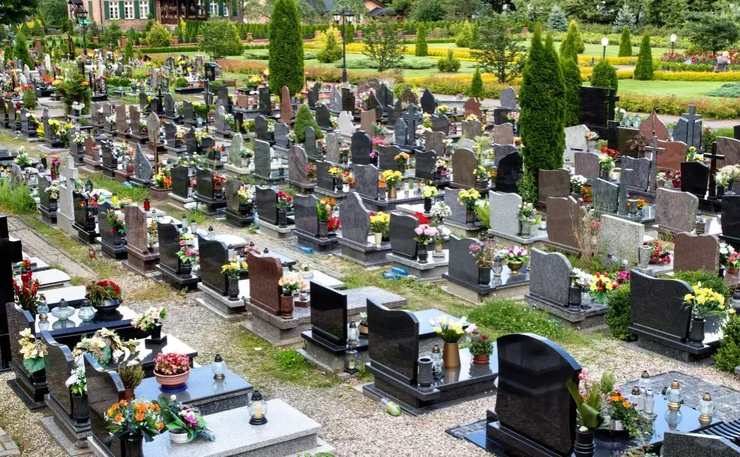 Zdjęcie Ile kosztuje miejsce na cmentarzu? Ceny w różnych miastach Polski