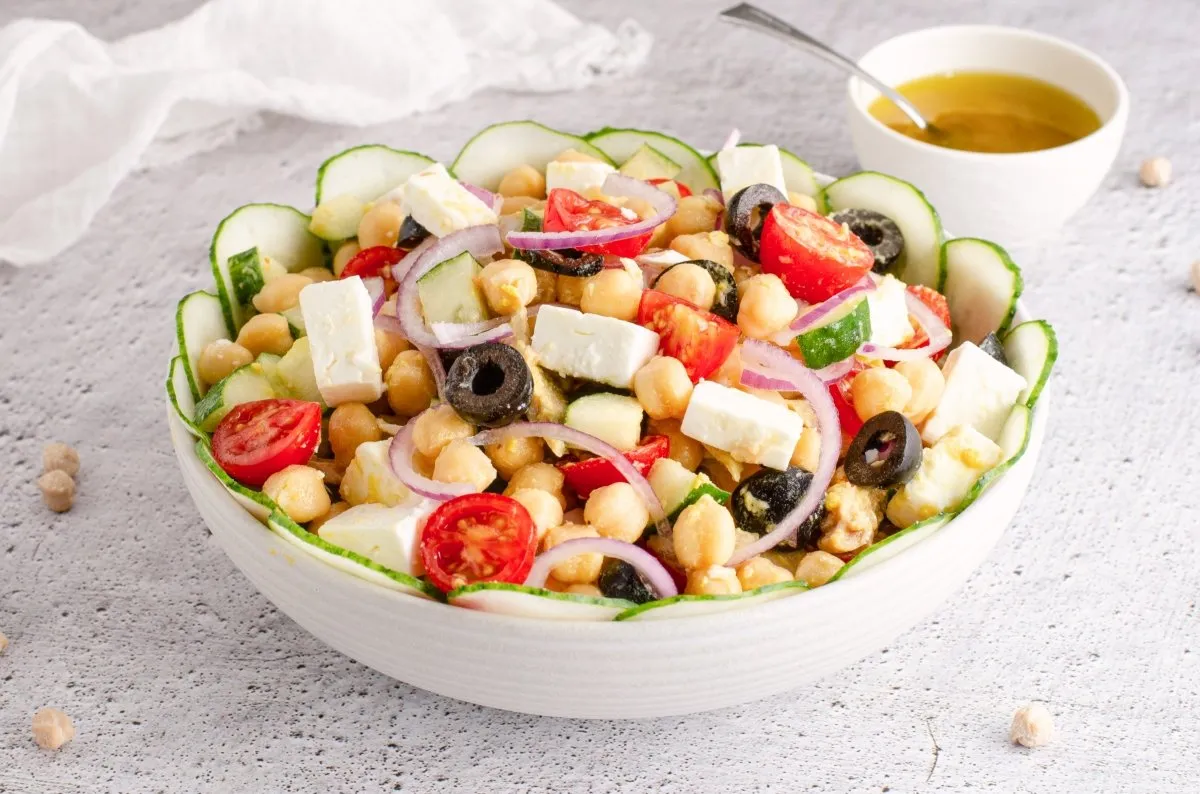 Zdjęcie Cómo hacer una ensalada de garbanzos deliciosa y saludable en minutos