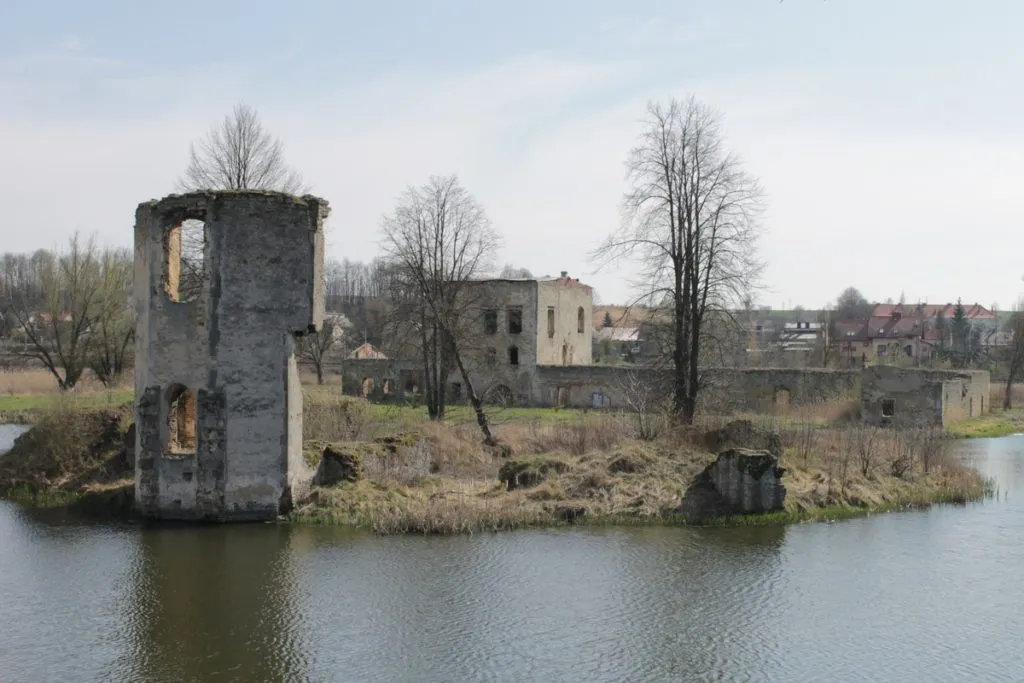Zdjęcie Zamek w Ćmielowie: Historia, tajemnice i ruiny, które zaskakują