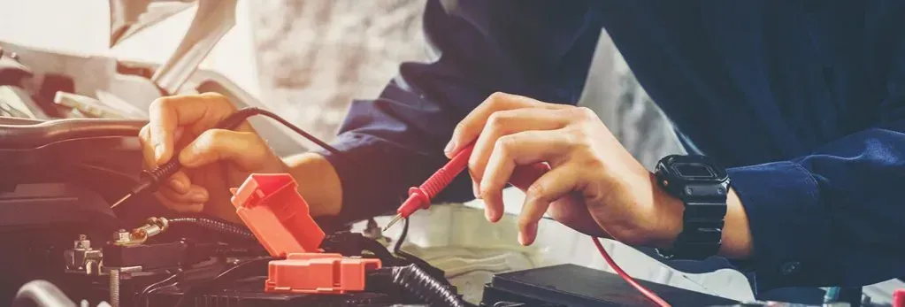 Zdjęcie Ile zarabia elektryk samochodowy? Zaskakujące fakty o wynagrodzeniach