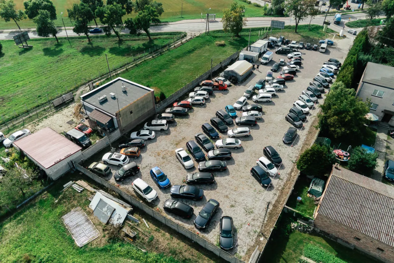 Zdjęcie Najtańszy parking przy lotnisku Chopina – oszczędź na opłatach!