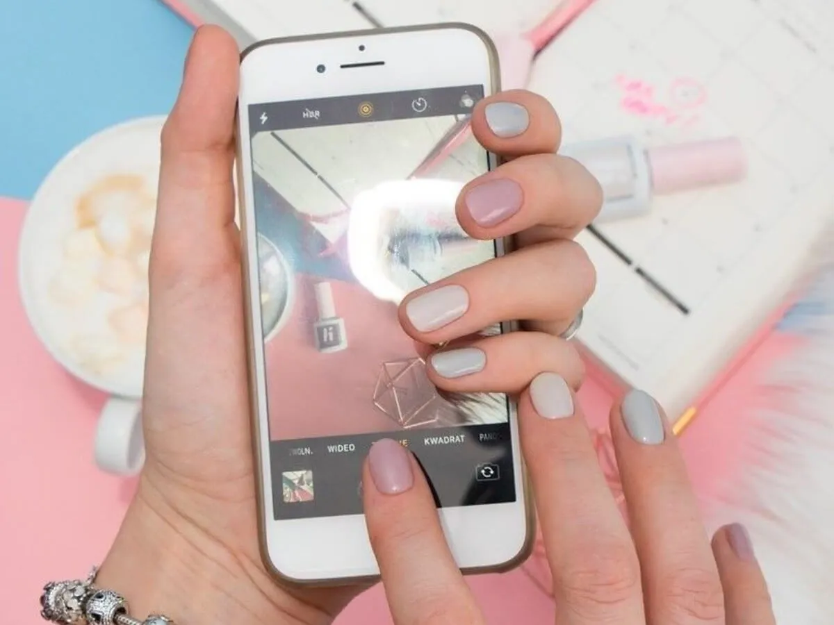 Zdjęcie Jak ładnie pomalować paznokcie zwykłym lakierem bez smug i kłopotów