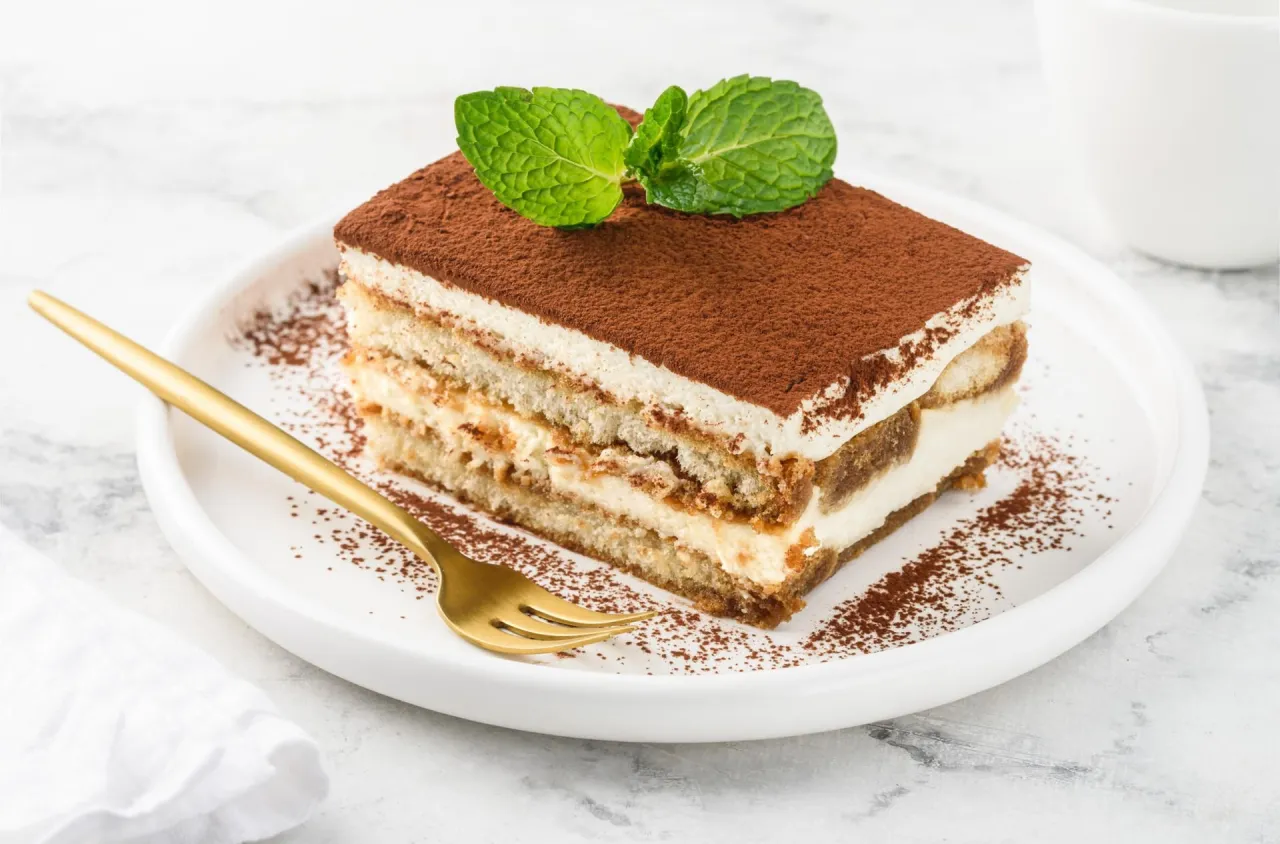 Zdjęcie Czy tiramisu jest z alkoholem? Odkryj, co naprawdę zawiera ten deser