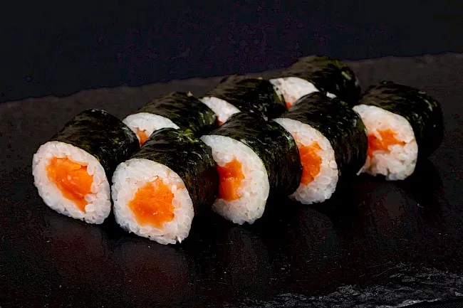 Zdjęcie Ile kalorii ma sushi z łososiem? Zaskakujące wartości odżywcze!
