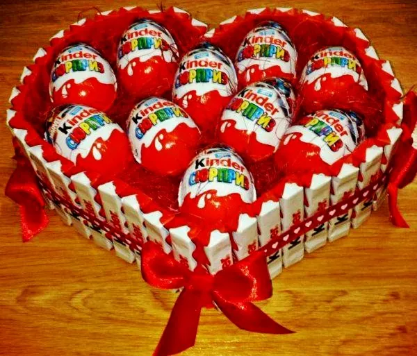 Zdjęcie Tort z Kinder Niespodzianką - jak go zrobić krok po kroku?