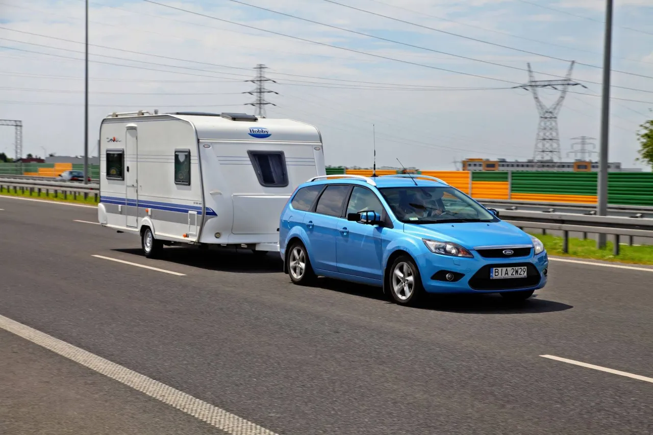 Zdjęcie Czy bus z przyczepą musi mieć e-TOLL? Ważne informacje dla kierowców