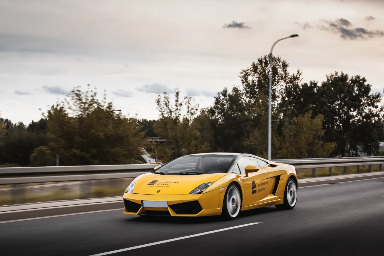 Zdjęcie Ile kosztuje przejazd lamborghini? Sprawdź ceny i oferty jazd
