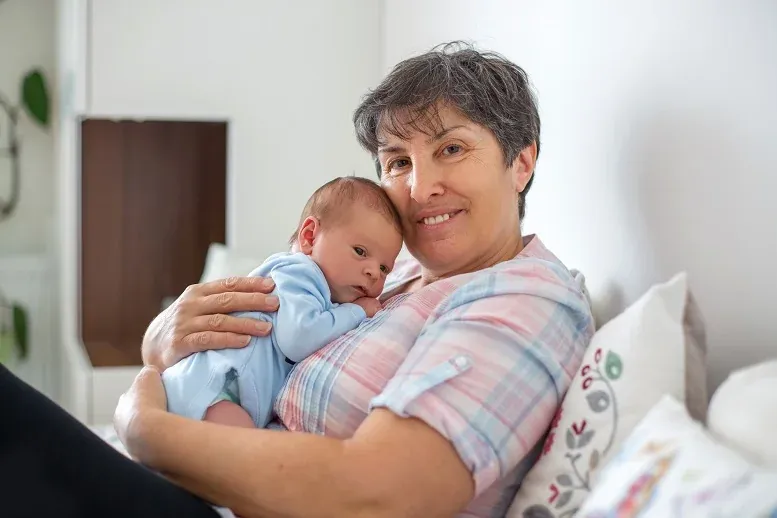 Zdjęcie Kiedy jechać z noworodkiem w odwiedziny? Ważne wskazówki