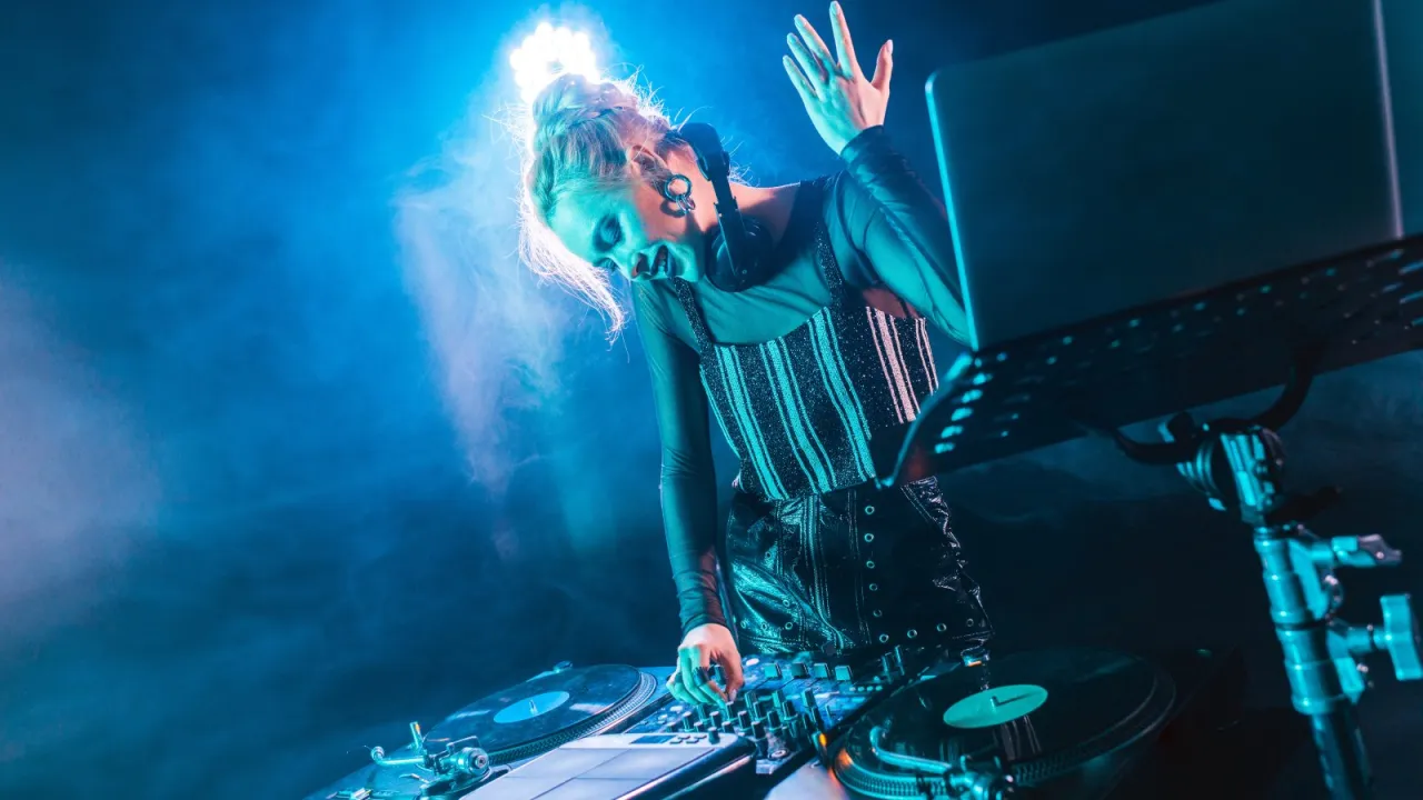 Zdjęcie Muzyka elektroniczna o jednostajnym rytmie: odkryj jej fascynujący świat