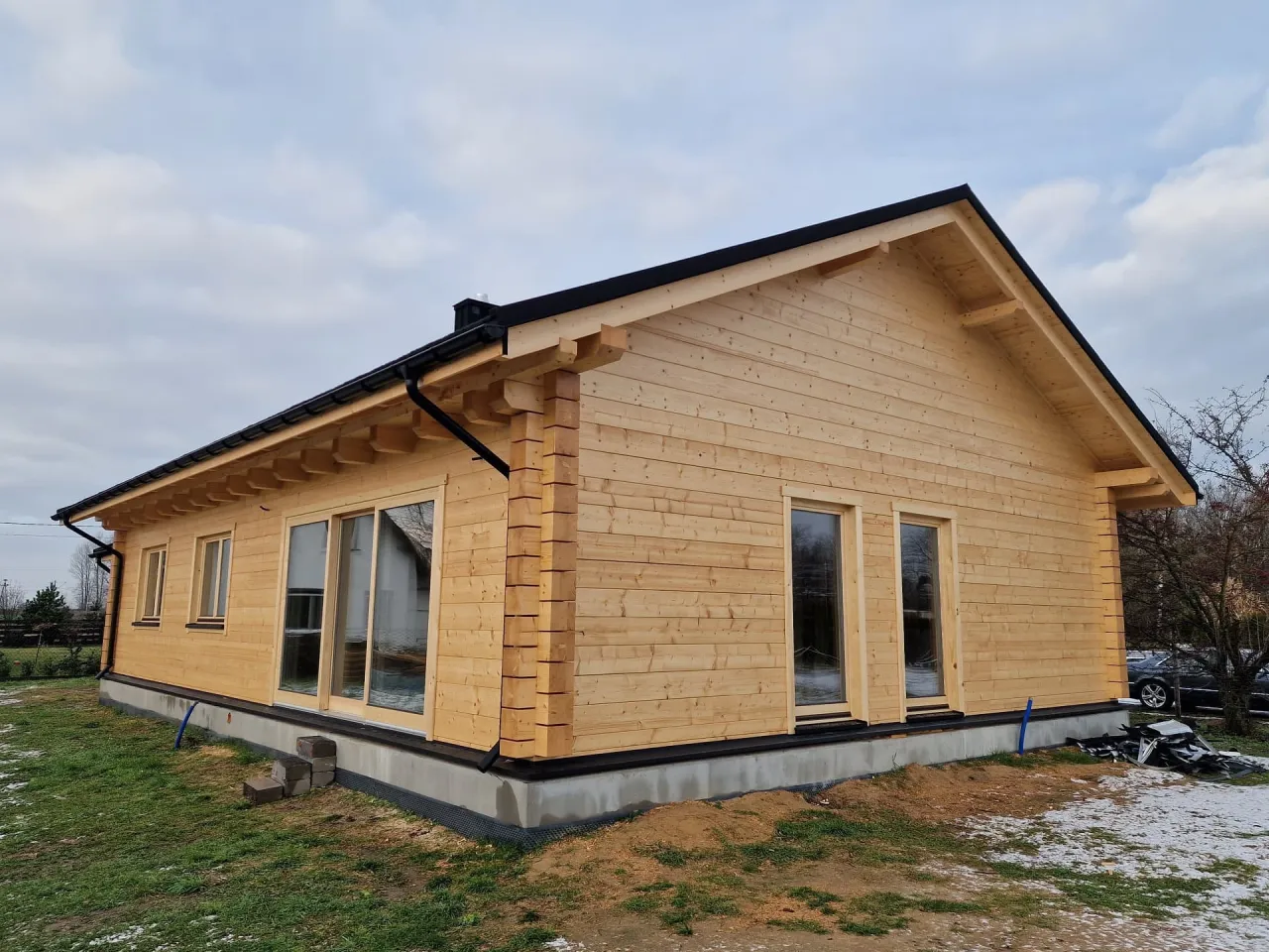 Zdjęcie Dom z bali klejonych: zalety i proces budowy ekologicznego domu