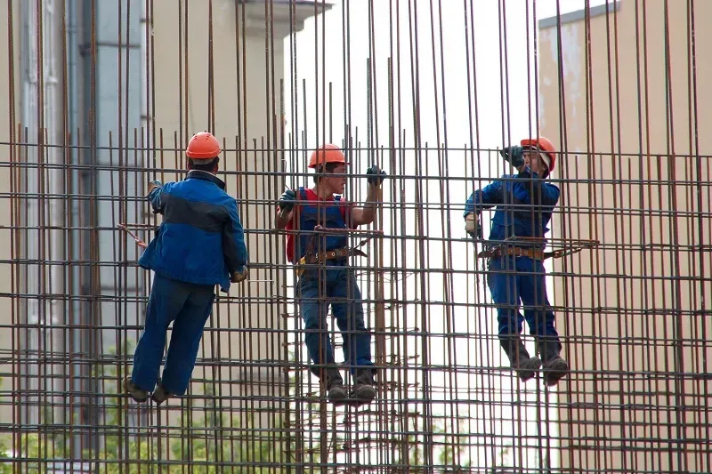 Zdjęcie Zbrojenie komina systemowego: kluczowe wymagania i metody bezpieczeństwa