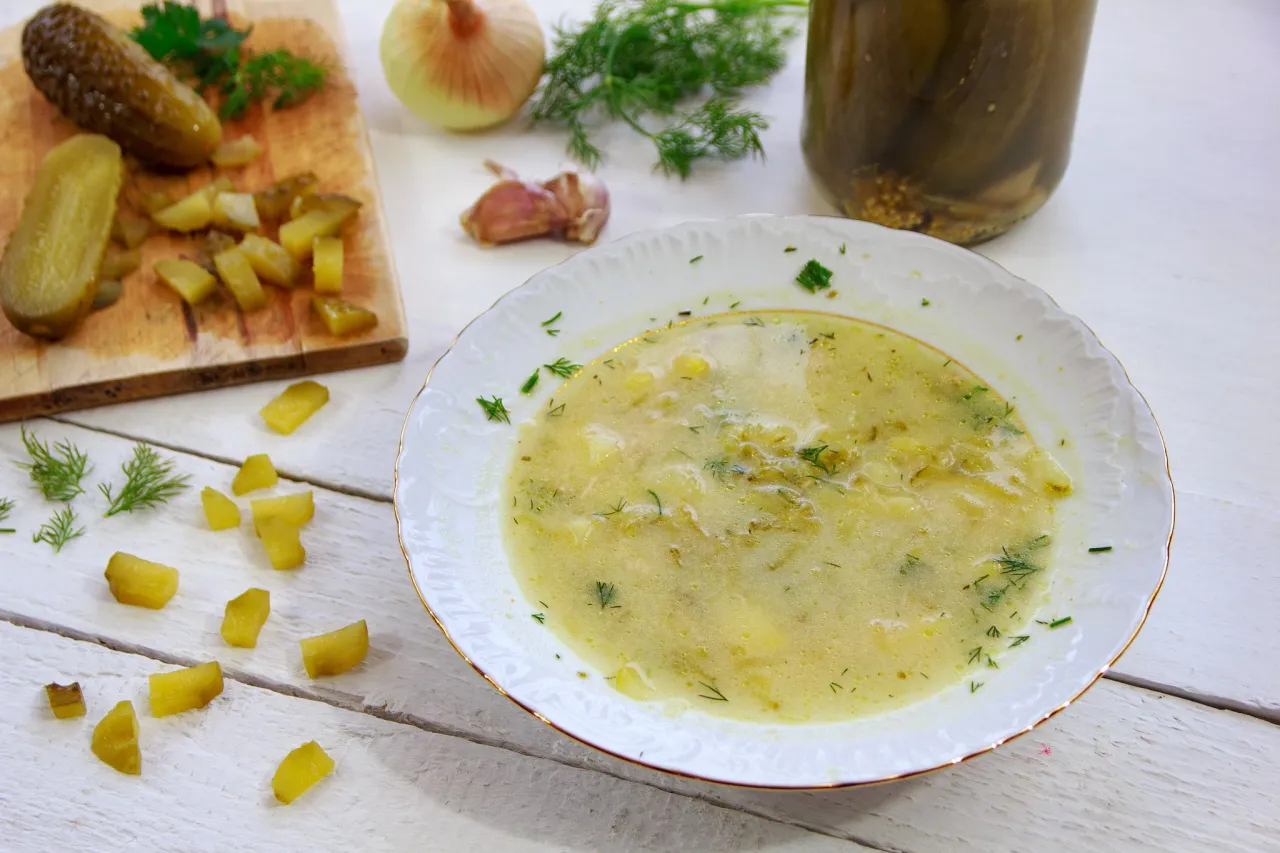 Zdjęcie Z czym zupa ogórkowa smakuje najlepiej? Odkryj idealne dodatki