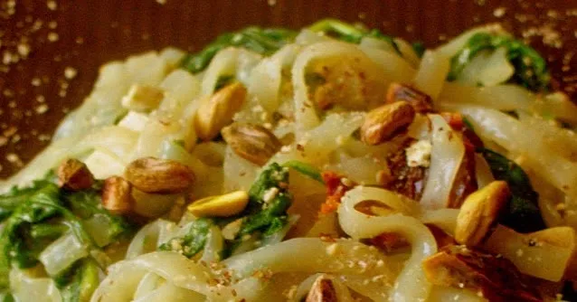 Zdjęcie Pyszny przepis na penne konjac ze szpinakiem, który zaskoczy smakiem