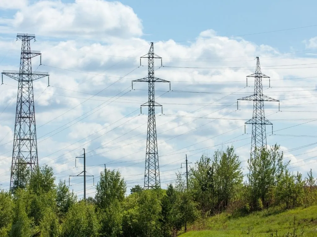Zdjęcie Jak skutecznie pozbyć się słupa energetycznego na działce?