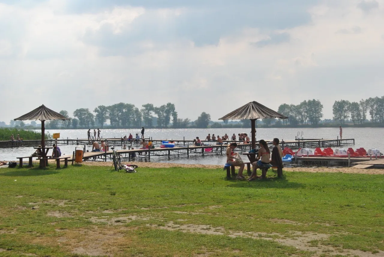 Zdjęcie Jezioro Strykowskie - raj dla wędkarzy i miłośników letniego wypoczynku