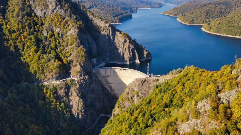 Zdjęcie Jak pewna elektrownia wodna wykorzystuje energię potencjalną do produkcji energii
