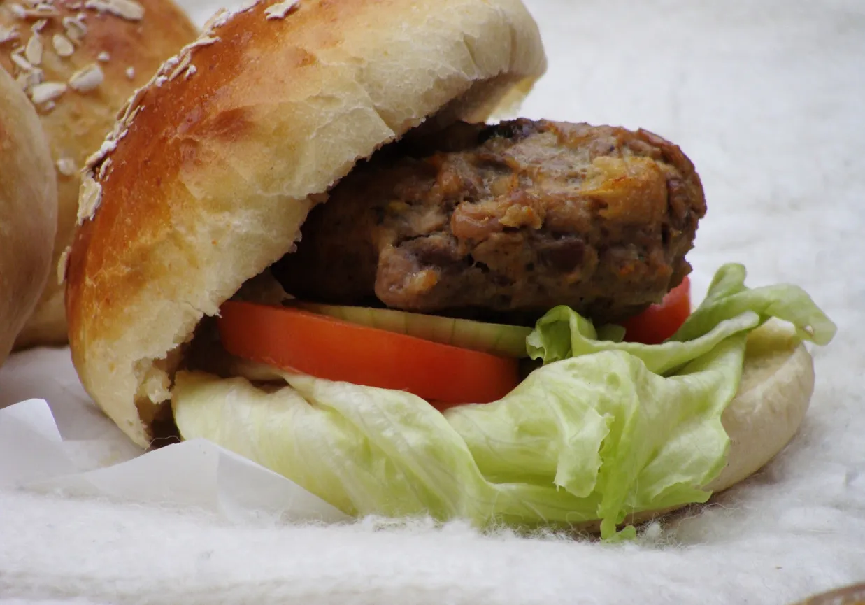 Zdjęcie Jak podgrzać hamburgera w piekarniku, aby nie stracił smaku i soczystości