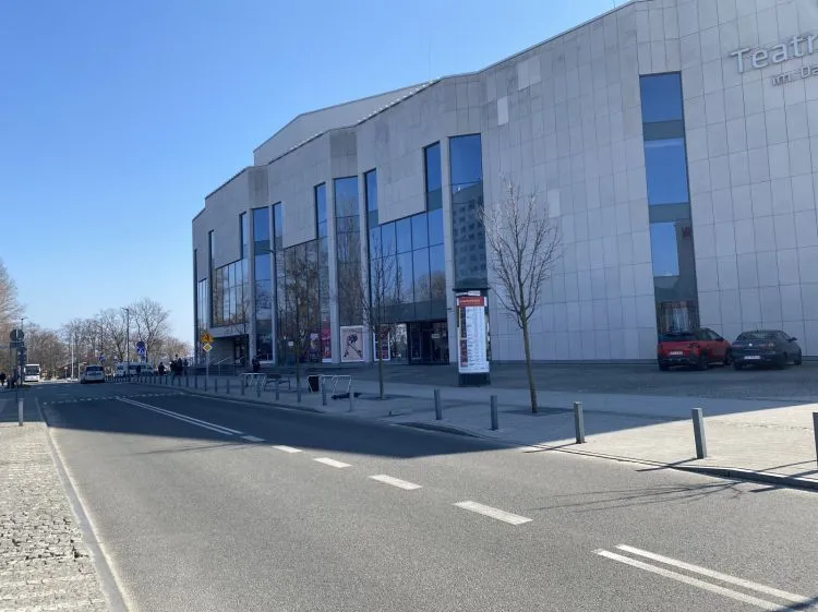 Zdjęcie Parking przy teatrze muzycznym: dostępność, ceny i porady dla widzów
