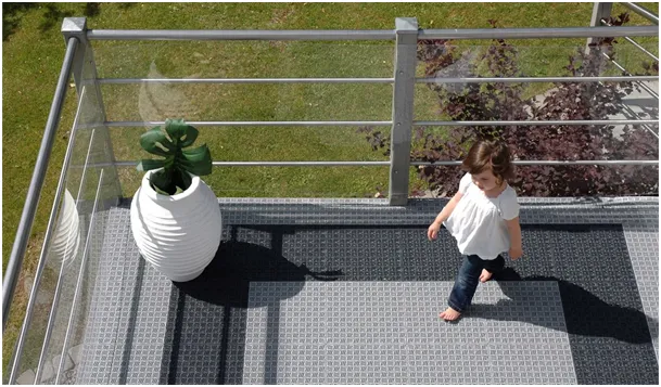 Zdjęcie Czy wykładzina PCV nadaje się na balkon? Zalety, wady i porady montażowe