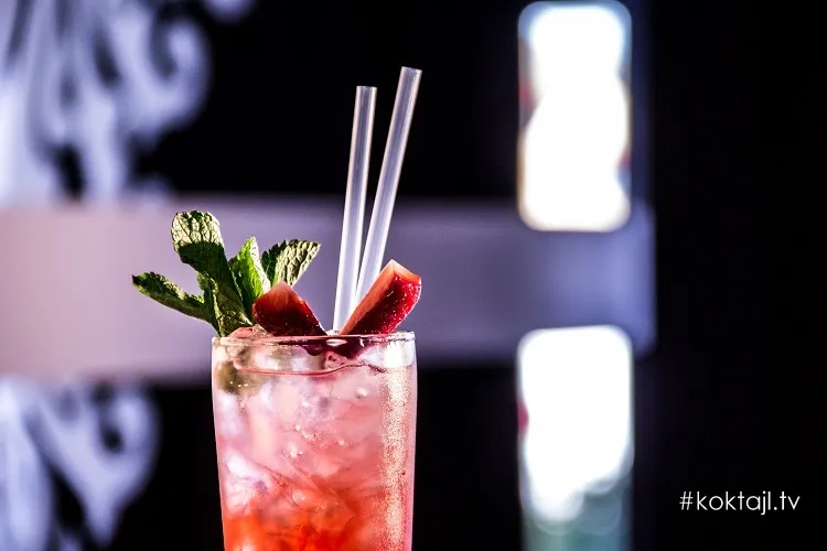 Zdjęcie Pyszne drinki z truskawkami i rumem, które zachwycą Twoich gości