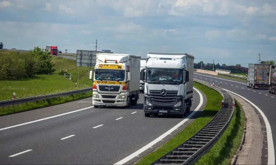 Zdjęcie Wyprzedzanie ciężarówek na autostradzie: od kiedy obowiązuje zakaz?