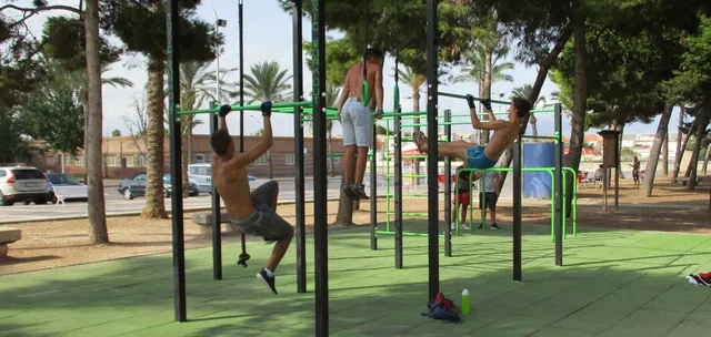 Zdjęcie Encuentra el parque de calistenia cerca de mí y mejora tu entrenamiento