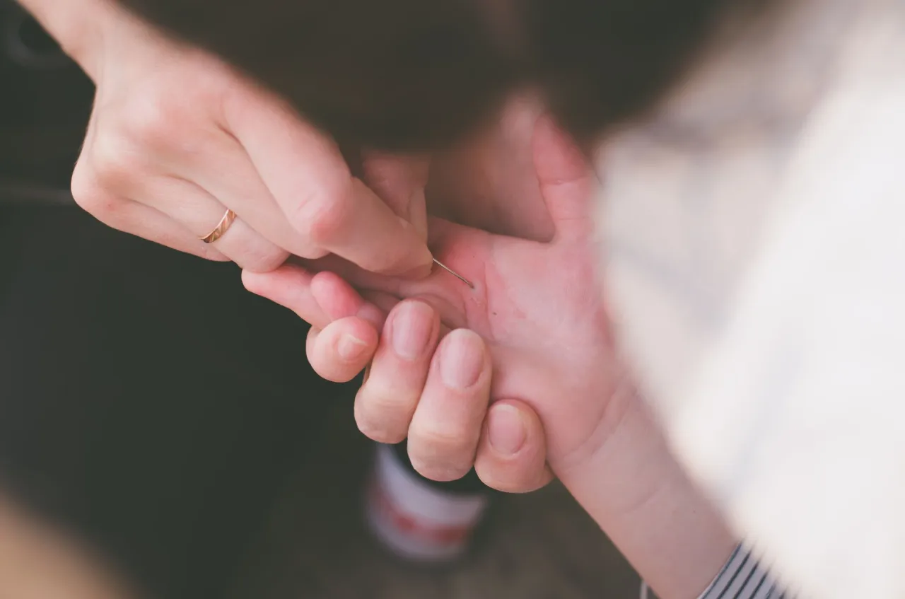 Zdjęcie Jak lekarz wyjmuje drzazgę spod paznokcia - bezbolesna procedura krok po kroku