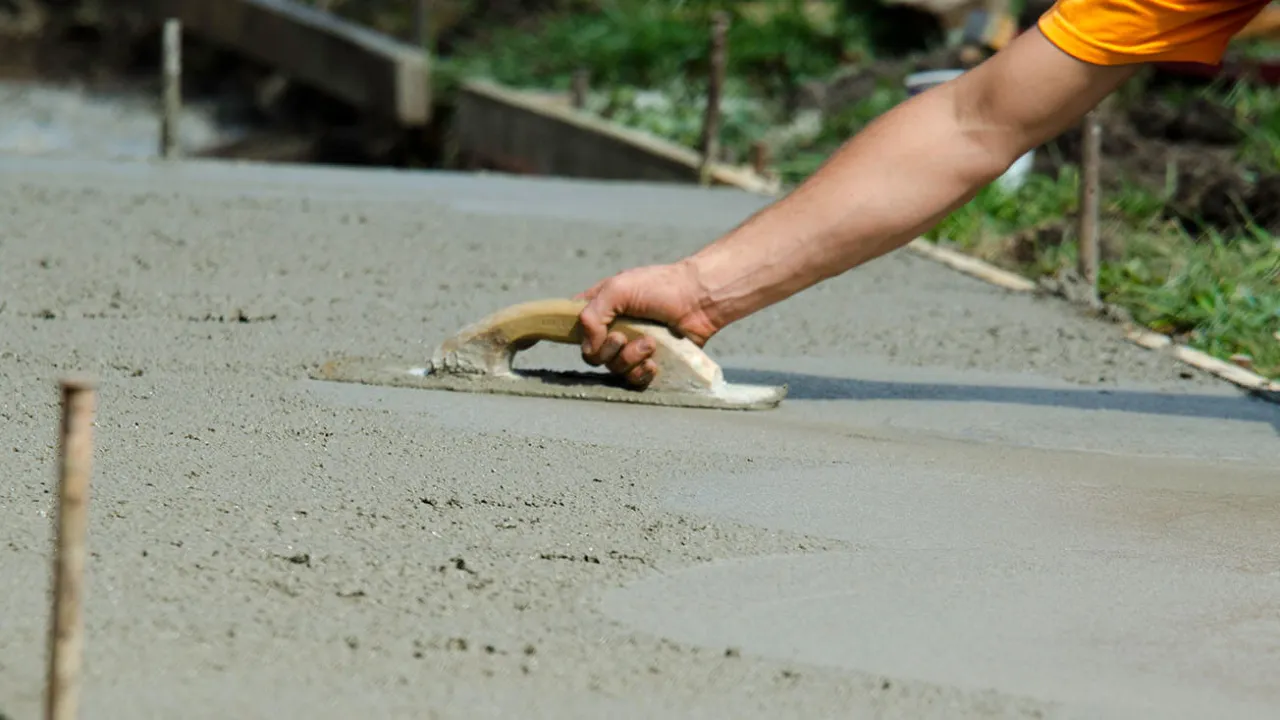 Zdjęcie Ile schnie beton pod słupki? Kluczowe informacje o czasie schnięcia
