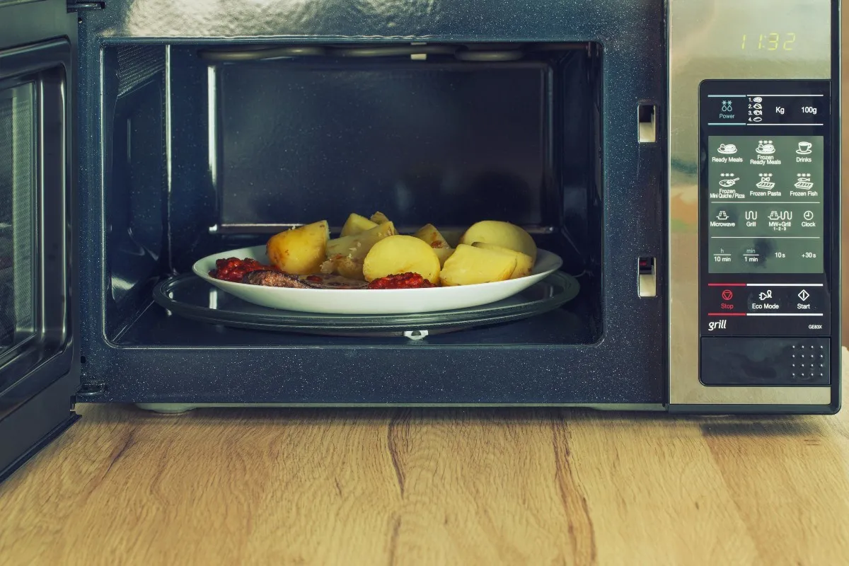 Zdjęcie Jak idealnie podgrzać lasagne w mikrofali bez wysuszenia i utraty smaku