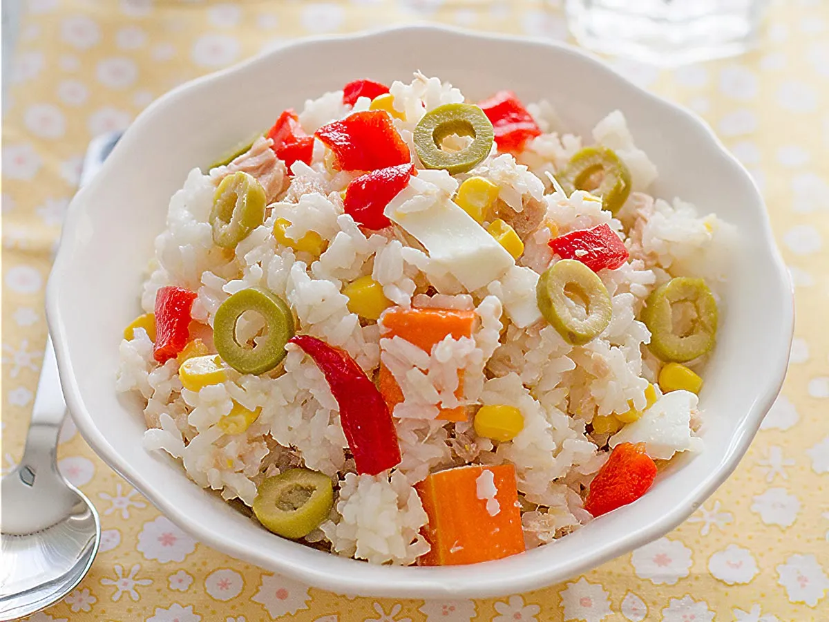 Zdjęcie Ingredientes esenciales para una deliciosa ensalada de arroz fácil