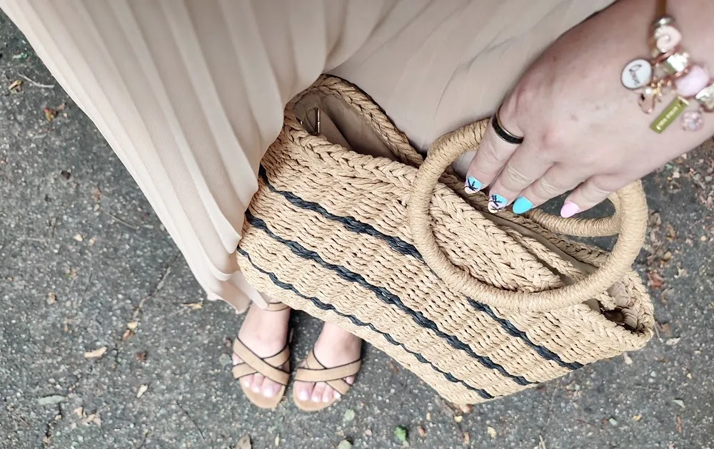 Zdjęcie Stylizacje z beżową plisowaną spódnicą, które zachwycą każdego