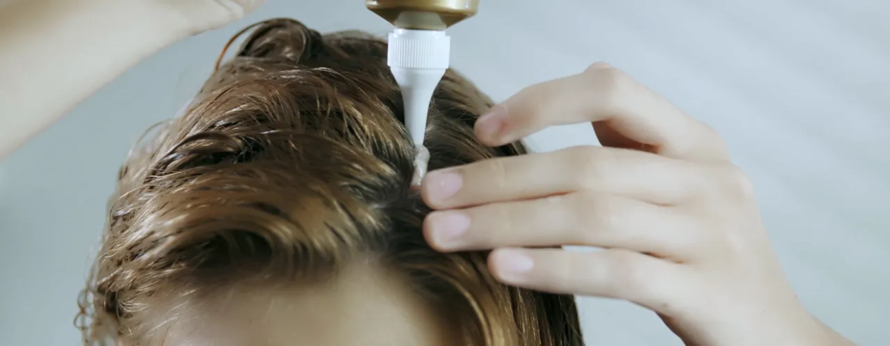 Zdjęcie Jak zrobić peeling do skóry głowy, by uniknąć problemów z włosami