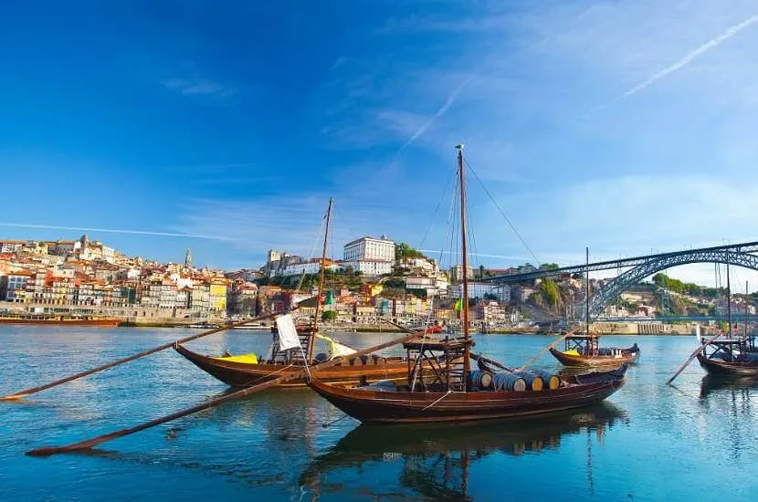 Zdjęcie Ile trwa lot z Warszawy do Portugalii? Czas i ważne informacje