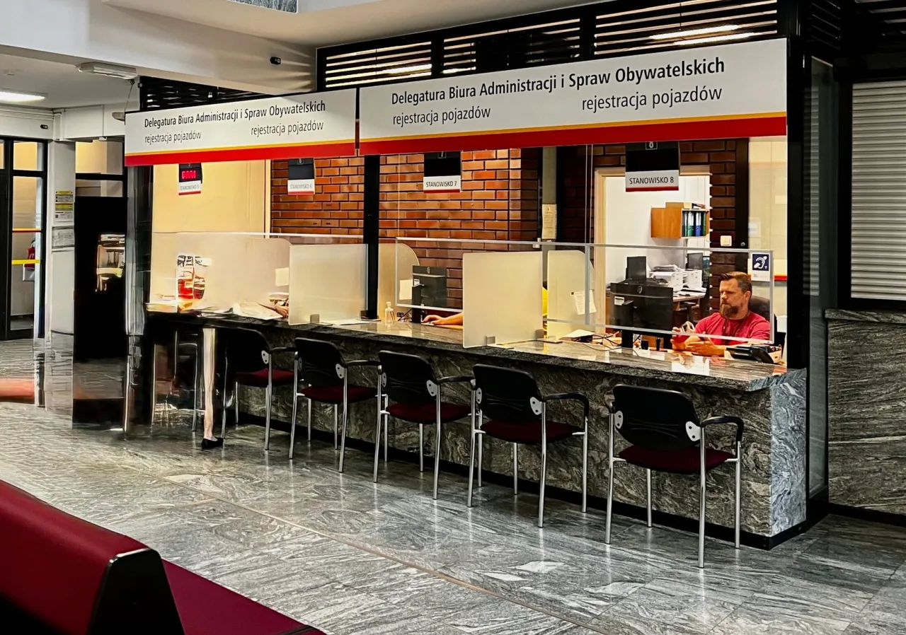 Zdjęcie Koszt rejestracji samochodu po opłatach: poznaj wszystkie możliwe opłaty