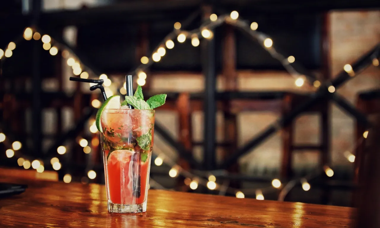 Zdjęcie Jakie są popularne drinki? Poznaj najlepsze koktajle na każdą okazję