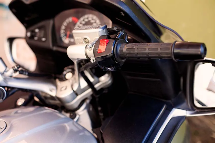 Zdjęcie Con que mano se frena una motocicleta y evita accidentes comunes