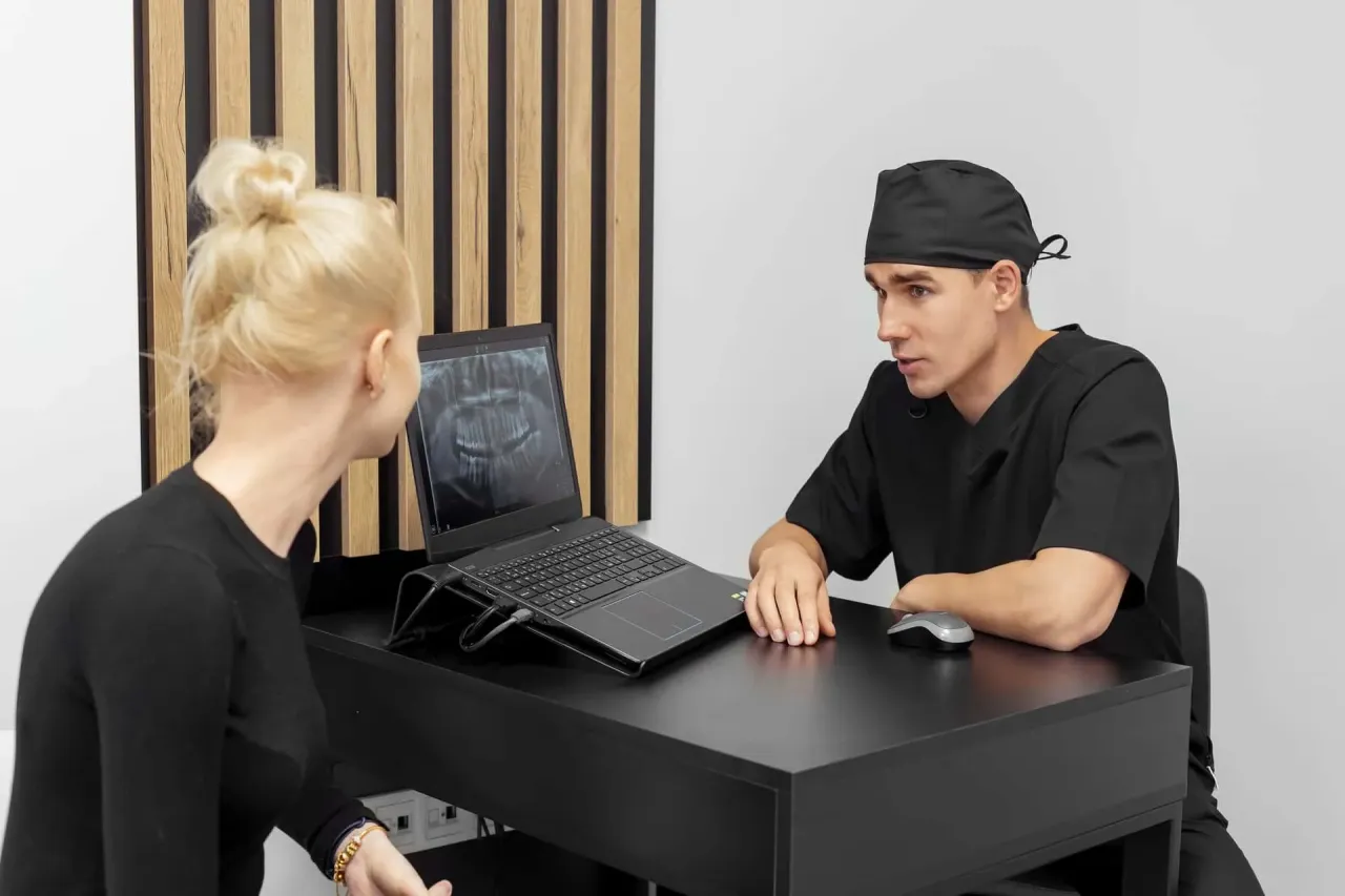 Zdjęcie Czy ściąganie szwów z dziąsła boli? Oto, co musisz wiedzieć