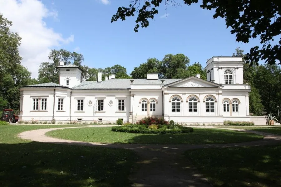 Zdjęcie Centrum Rzeźby w Orońsku - odkryj fascynujący świat sztuki rzeźbiarskiej