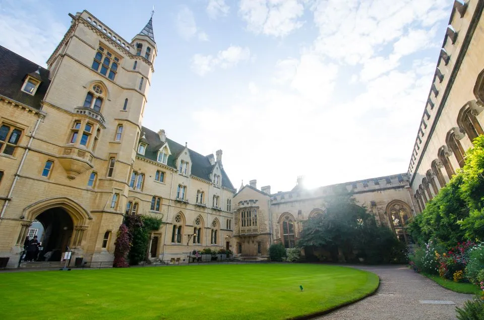 Zdjęcie Kotwa w Óbudzie: Jak Oxford wpływa na kulturę i historię tej miejscowości