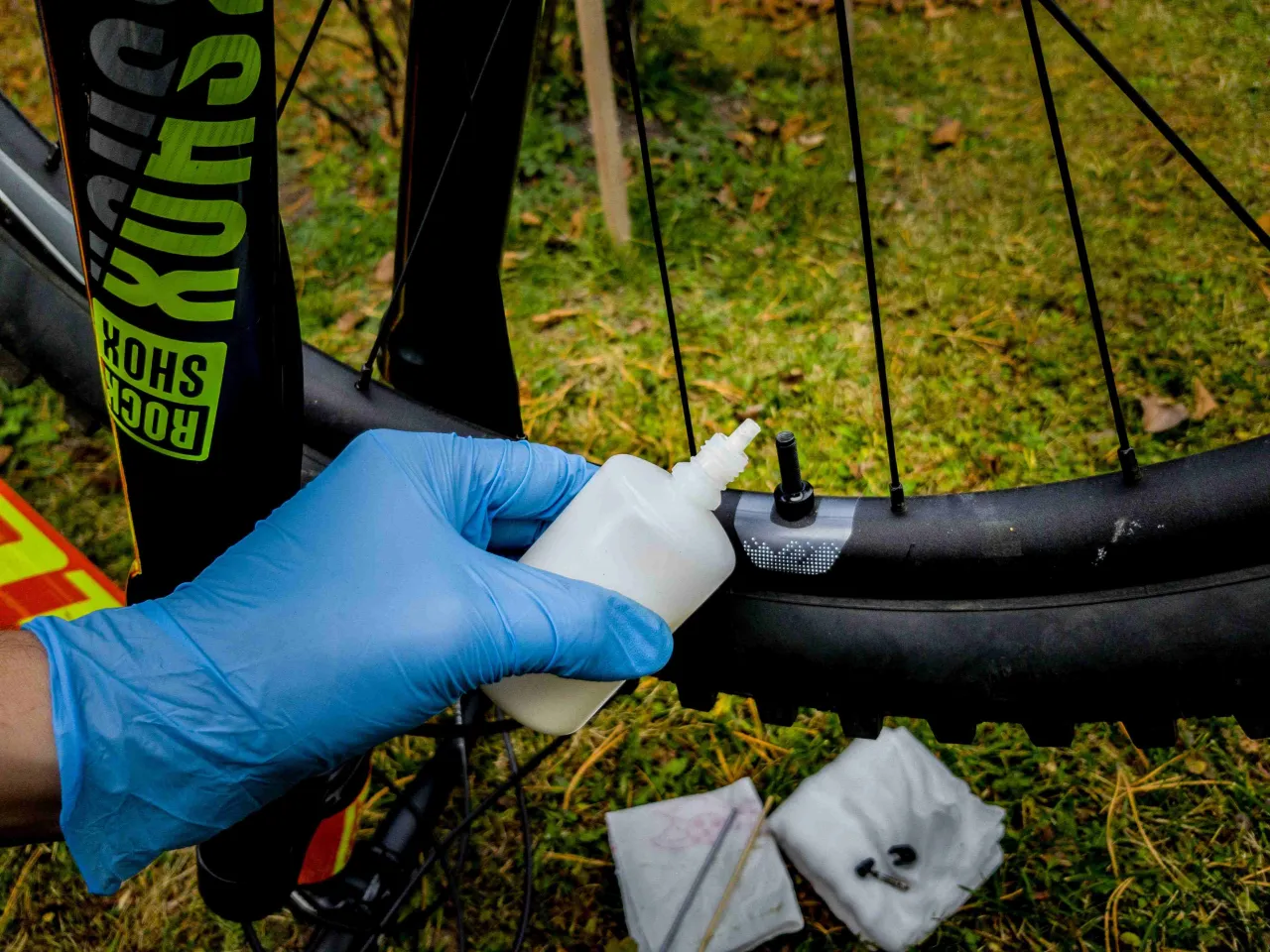 Zdjęcie Ile mleka do opony szosowej? Sprawdź, by uniknąć przebicia opony