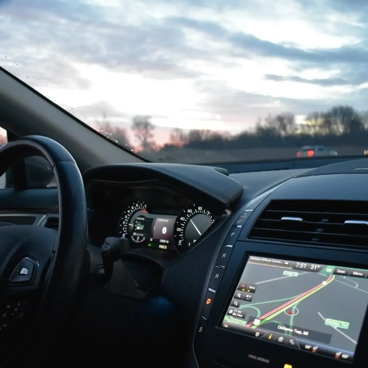 Zdjęcie Gdzie zamontować antenę GPS w samochodzie, aby uniknąć problemów z sygnałem