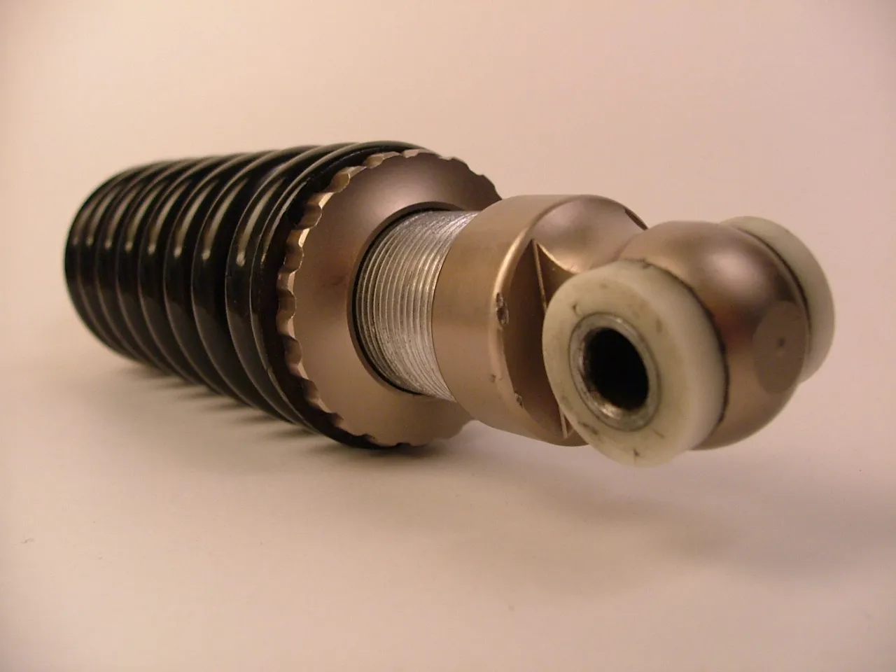 Zdjęcie Niedokręcony amortyzator objawy: niebezpieczne skutki dla bezpieczeństwa jazdy