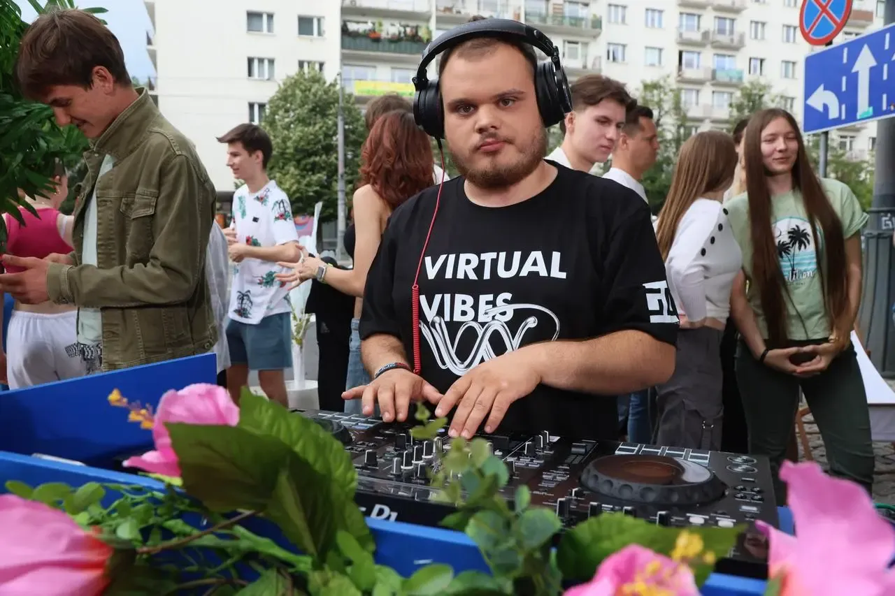 Zdjęcie DJ Akun ile ma lat? Odkryj zaskakującą prawdę o jego wieku